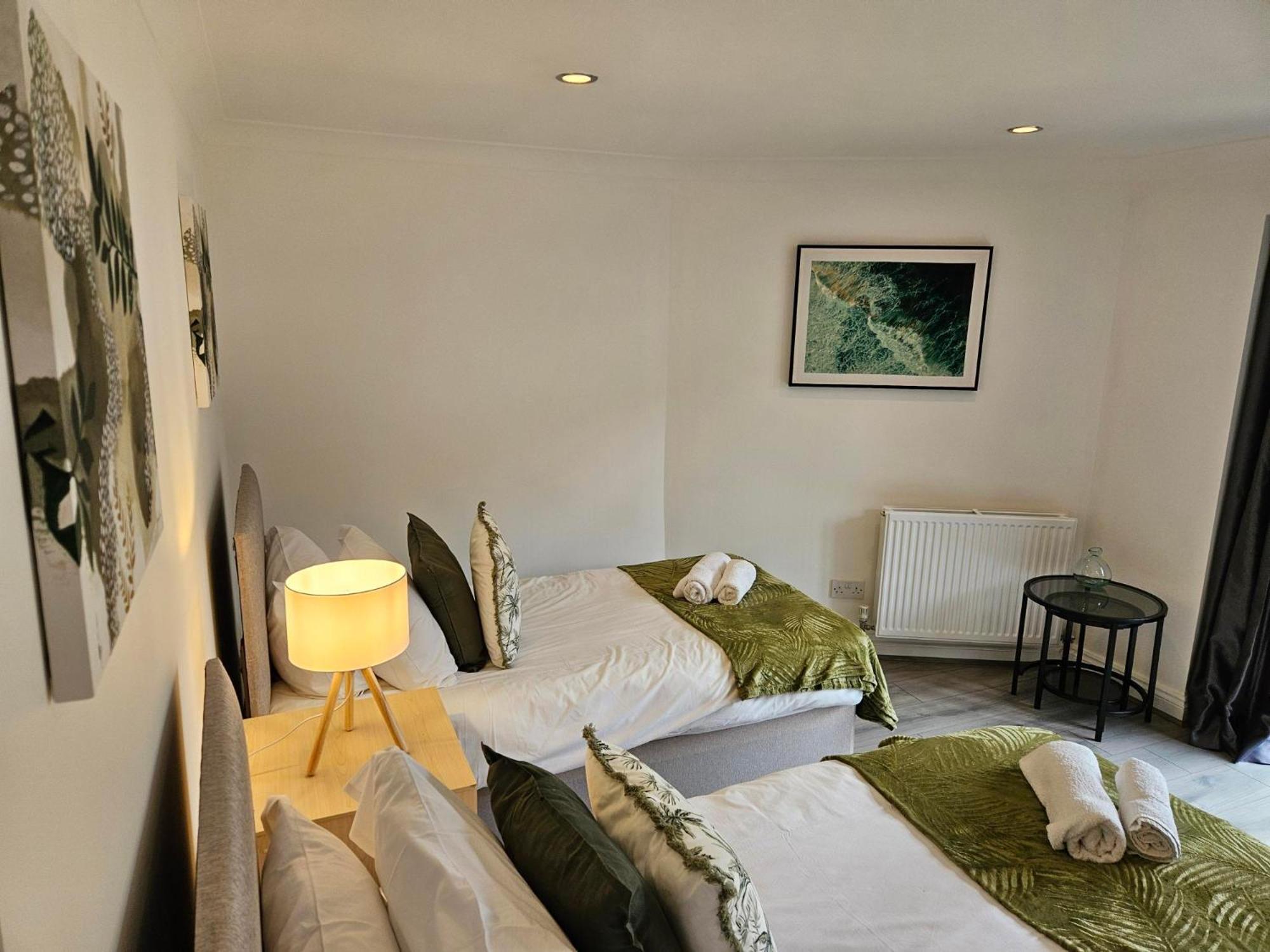 Redcot Gardens Stamford 4 Bed Contractor Familt Home With Parking Eksteriør bilde
